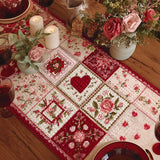 Caminito de mesa de acolchado con corazones y rosas