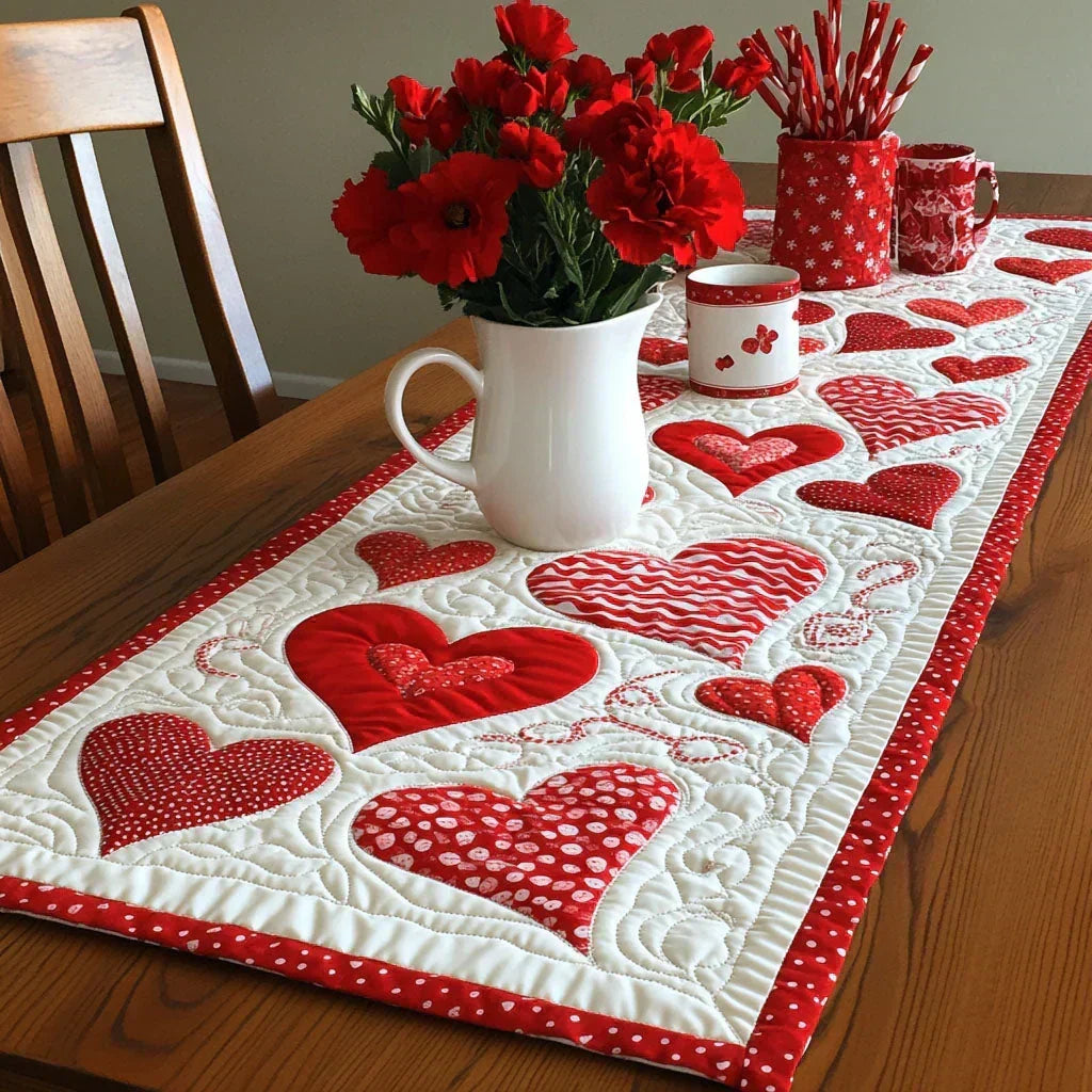 Caminito de mesa de acolchado con diseño de corazón