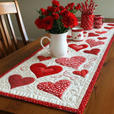 Caminito de mesa de acolchado con diseño de corazón
